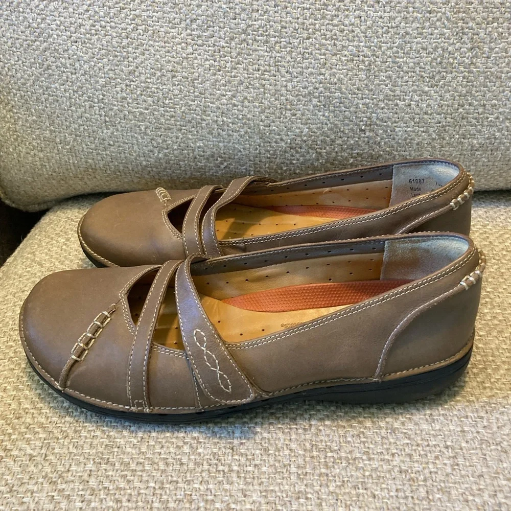 Unstructured Clarks 7.5 brown Mary Jane - Picture 2 of 10